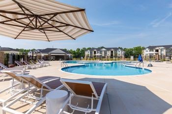 Salt-water resort swimming pool with water jets